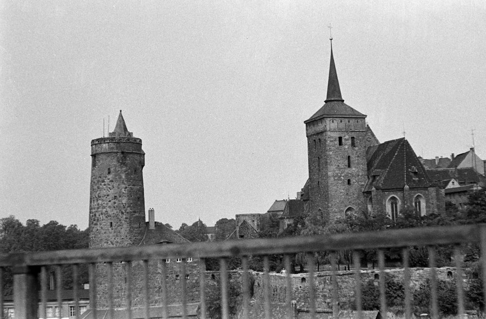 Bautzen: Historische Altstadt im Zentrum am Stadtmauerturm und der Michaeliskirche in Bautzen in der DDR