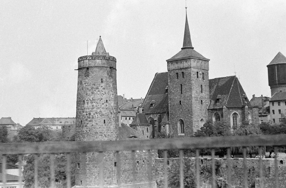 DDR-Bildarchiv: Bautzen - Historische Altstadt im Zentrum am Stadtmauerturm und der Michaeliskirche in Bautzen in der DDR