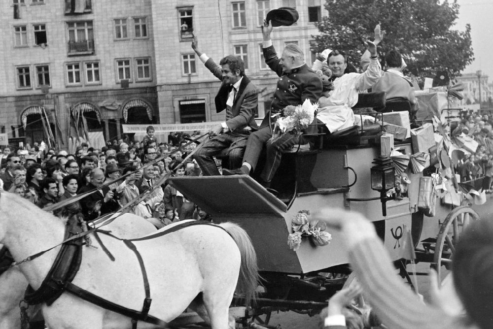 DDR-Fotoarchiv: Berlin - Historische Postkutsche spalierumgeben im Festumzug zum 1. Mai auf den Straßen in Berlin in der DDR
