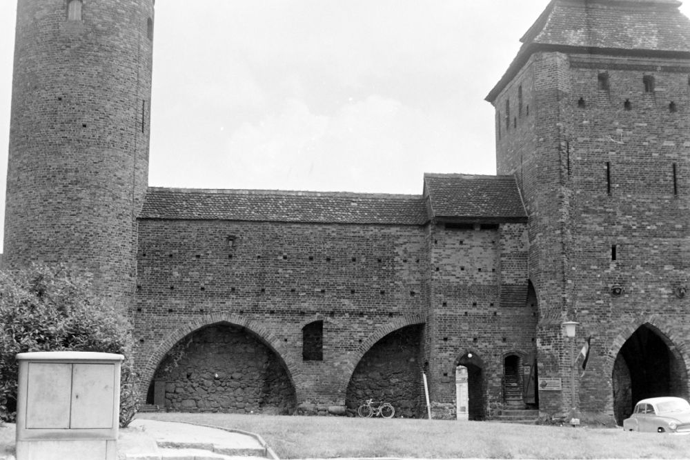 DDR-Fotoarchiv: Bernau - Historische Stadtmauer der Altstadt am Steintor in Bernau in der DDR