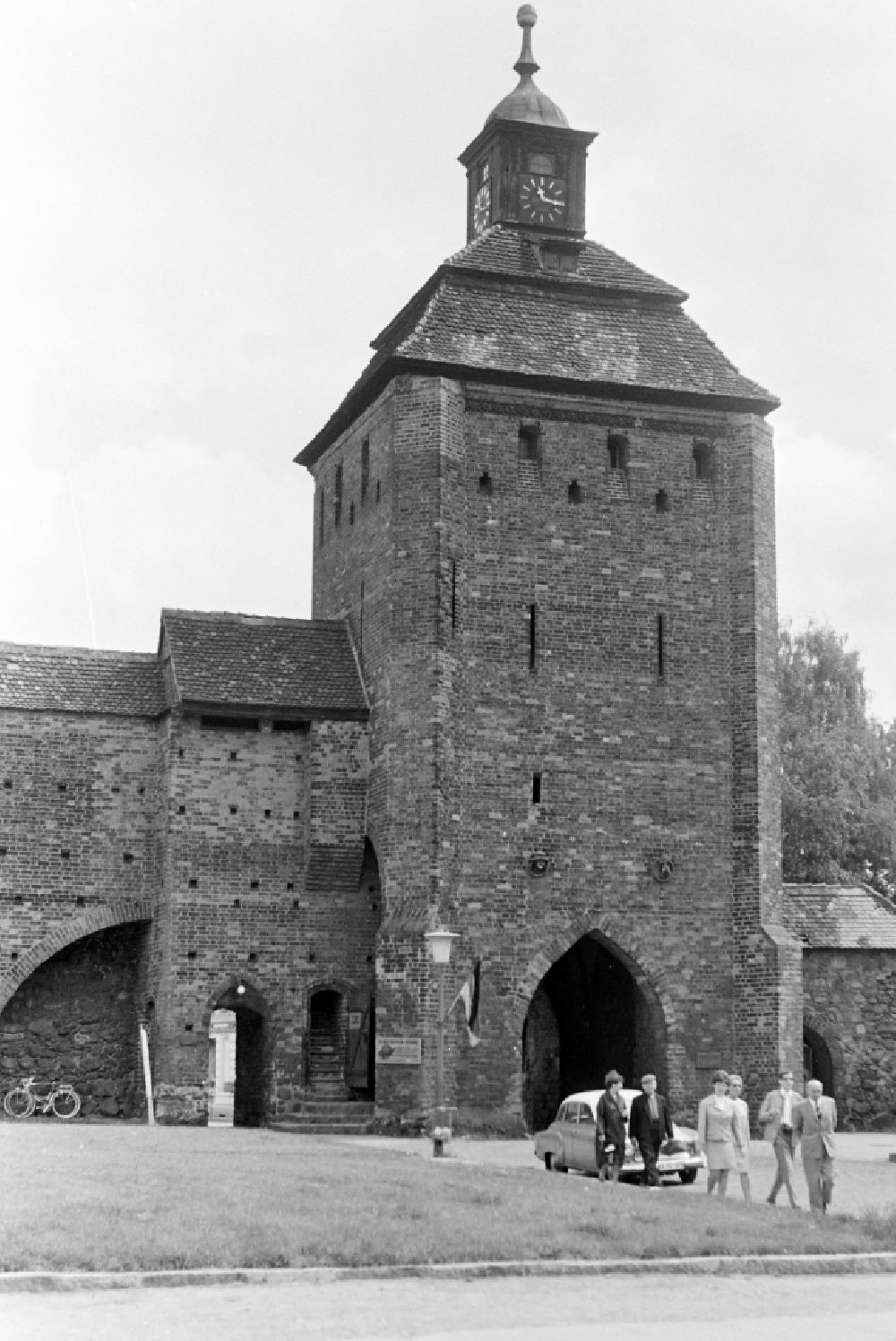 Bernau: Historische Stadtmauer der Altstadt am Steintor in Bernau in der DDR