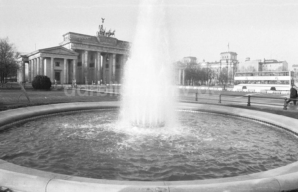 DDR-Fotoarchiv: Berlin - Historischer Brunnen bei der Eröffnung nach Sanierung auf dem Pariser Platz am Brandenburger Tor in Berlin