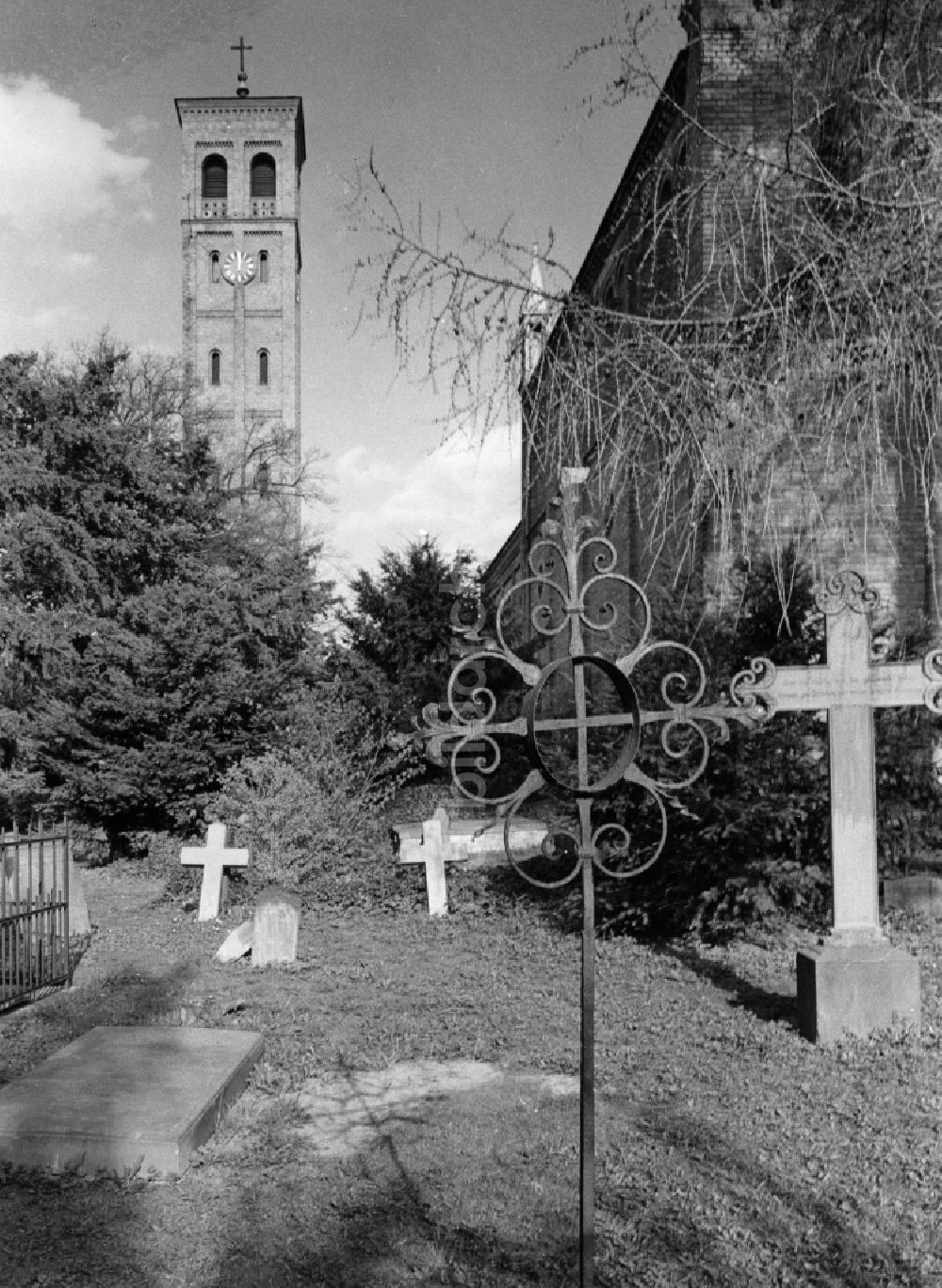 Potsdam: Historischer Teil des Bornstedter Kirchhofes mit Campanile und Kirchenschiff auf dem Friedhof Bornstedt in Potsdam in der DDR