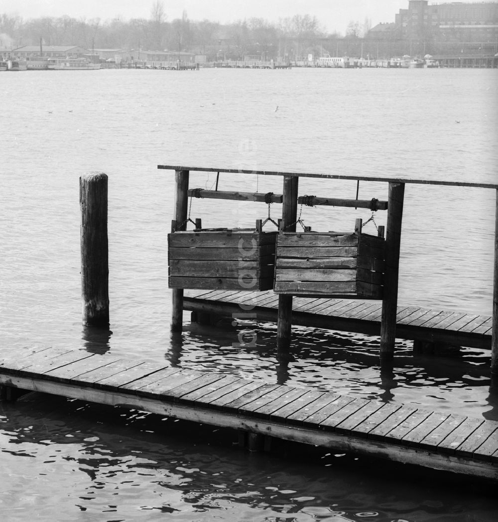 DDR-Bildarchiv: Berlin - Hängende Holzkisten für Fische am Rummelsburger See in Berlin