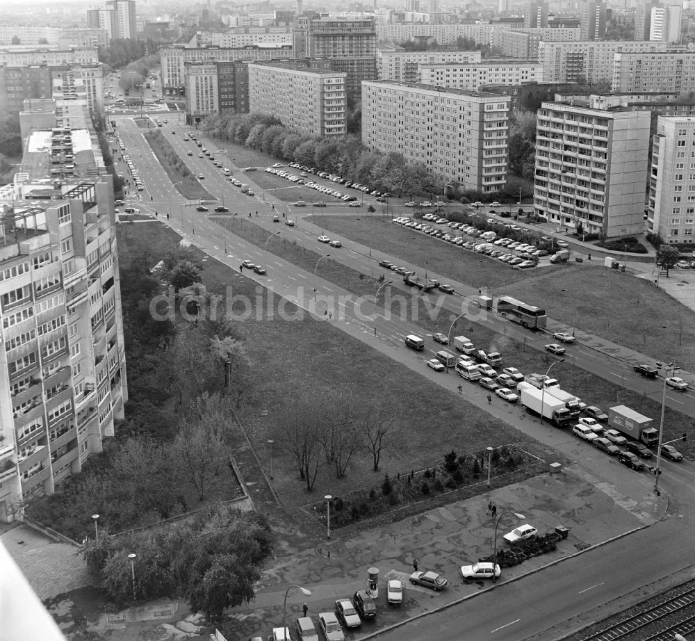 DDR-Fotoarchiv: Berlin - Hochhäuser an der Lichtenberger Straße in Berlin - Friedrichshain