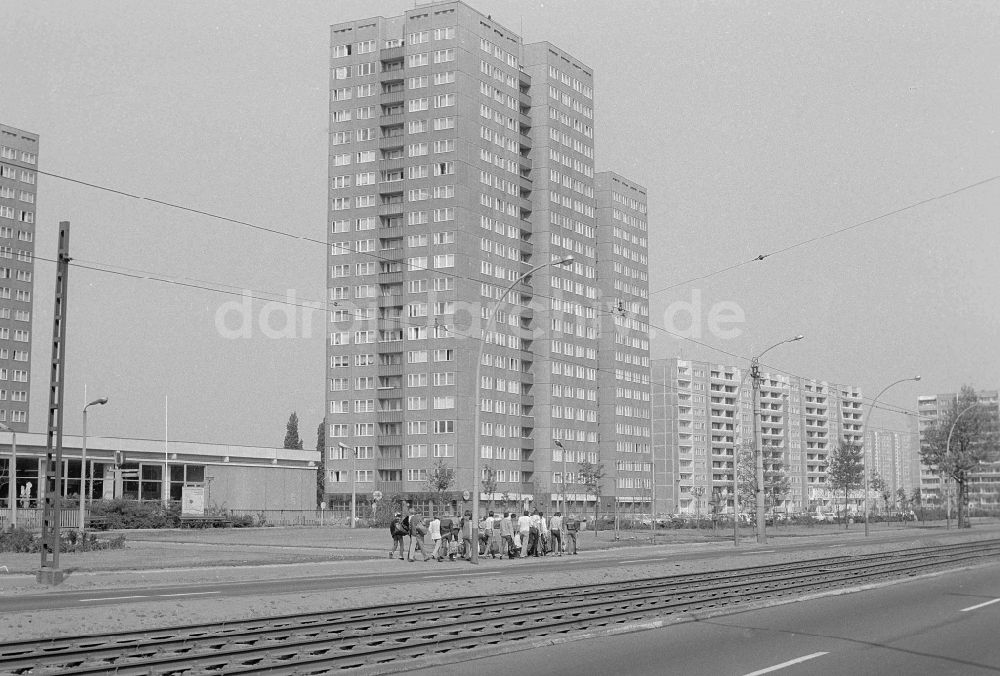 DDR-Bildarchiv: Berlin - Hochhaus an der Straße Am Tierpark im Bezirk Lichtenberg in Berlin, der ehemaligen Hauptstadt der DDR, Deutsche Demokratische Republik