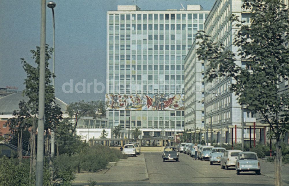 DDR-Bildarchiv: Berlin - Hochhausfassade Haus des Lehrers in Berlin in der DDR