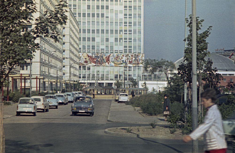 DDR-Fotoarchiv: Berlin - Hochhausfassade Haus des Lehrers in Berlin in der DDR