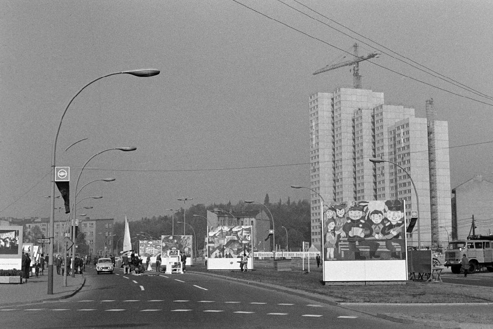 DDR-Fotoarchiv: Berlin - Hochhausfassade im Ortsteil Friedrichshain in Berlin in der DDR