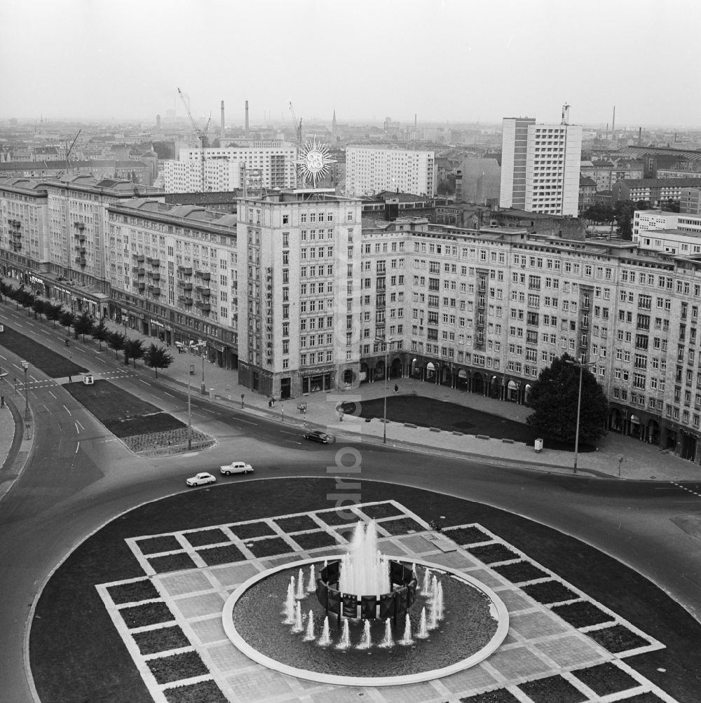 Berlin - Friedrichshain: Hochhäuser am Strausberger Platz in Berlin entlang der Karl-Marx-Allee