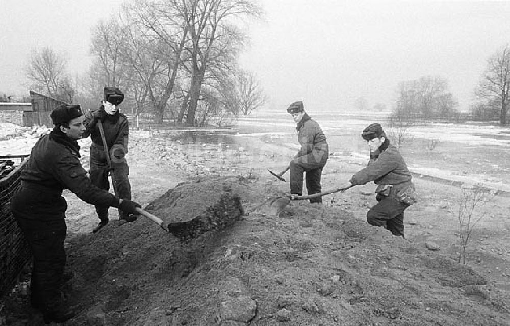 DDR-Bildarchiv: Seelow (Brandenburg) - Hochwasserschutz im Kreis Seelow Umschlagnr.: 69 Foto: Lenke
