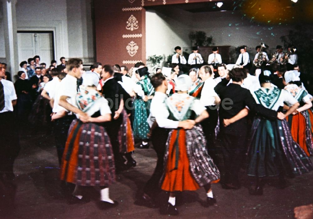 DDR-Fotoarchiv: Milkel - Hochzeit sorbischer Einwohner in Milkel in Sachsen in der DDR