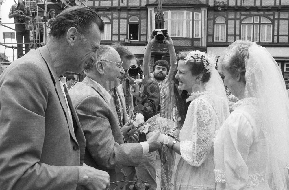DDR-Fotoarchiv: Wernigerode - Hochzeit in Wernigerode im Bundesland Sachsen-Anhalt auf dem Gebiet der ehemaligen DDR, Deutsche Demokratische Republik