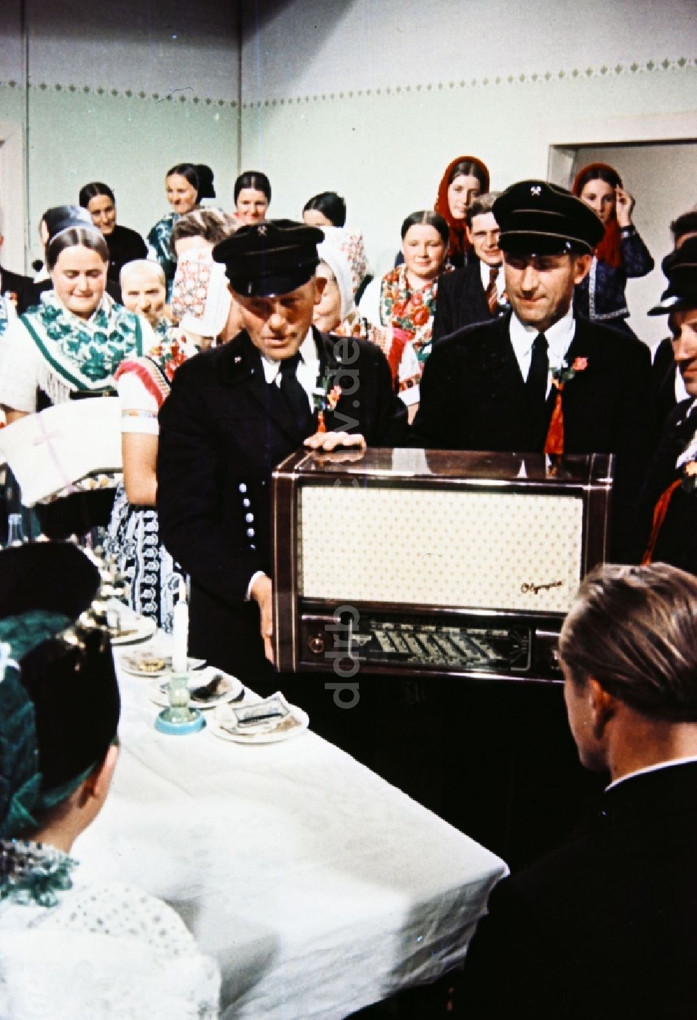 DDR-Fotoarchiv: Milkel - Hochzeitsgeschenk- Übergabe sorbischer Einwohner in Milkel in Sachsen in der DDR