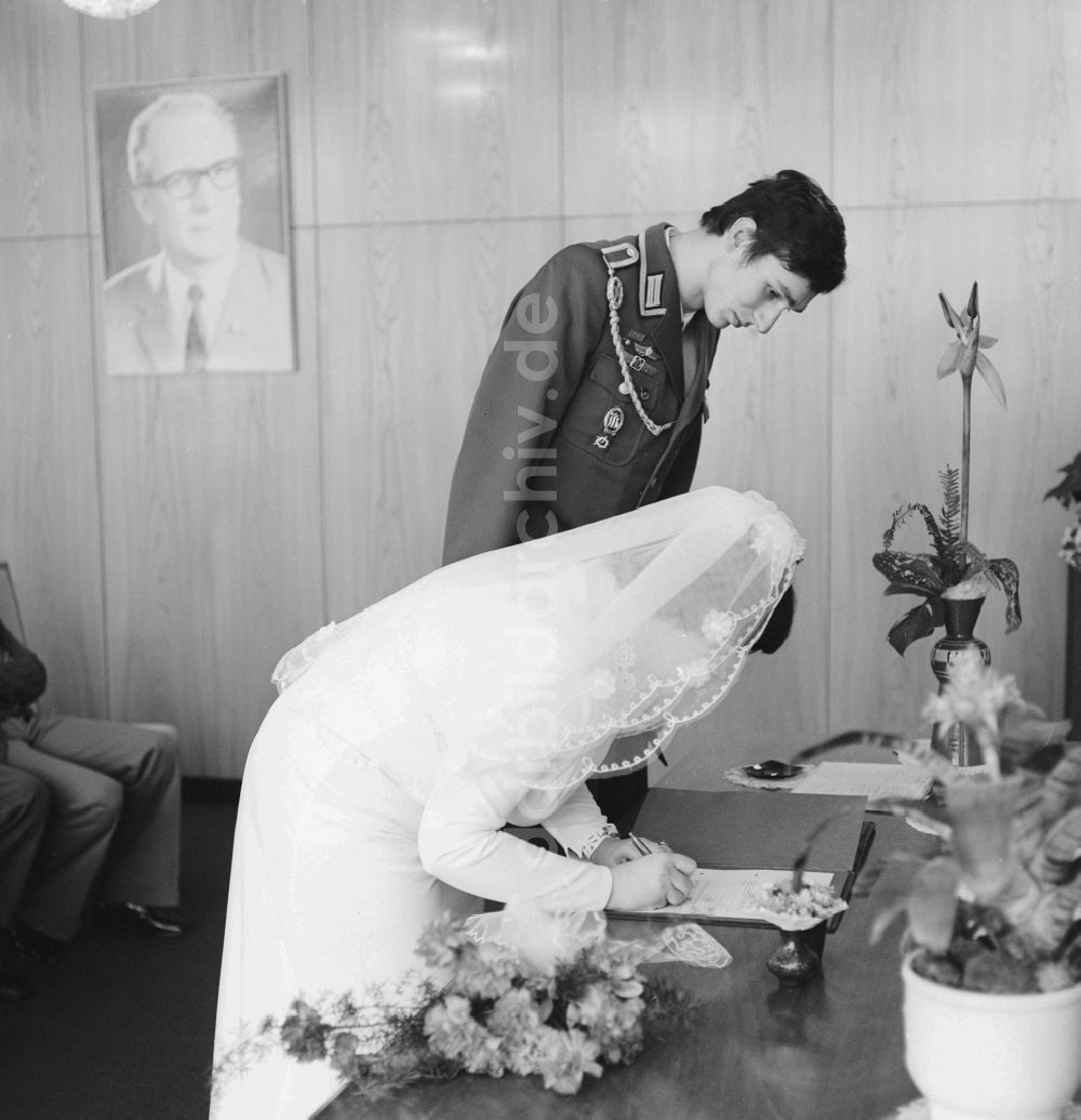 DDR-Bildarchiv: Berlin - Hochzeitspaar im Standesamt in Berlin, der ehemaligen Hauptstadt der DDR, Deutsche Demokratische Republik