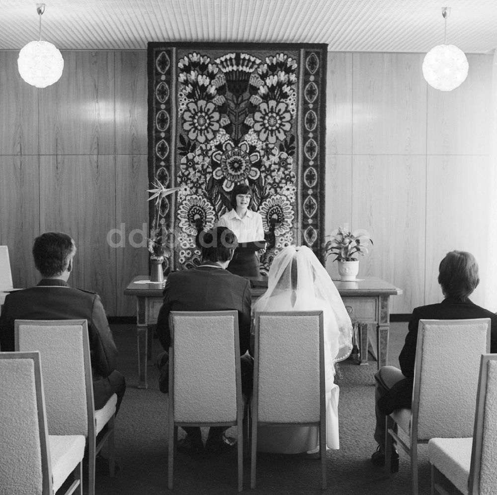 DDR-Fotoarchiv: Berlin - Hochzeitspaar im Standesamt in Berlin, der ehemaligen Hauptstadt der DDR, Deutsche Demokratische Republik