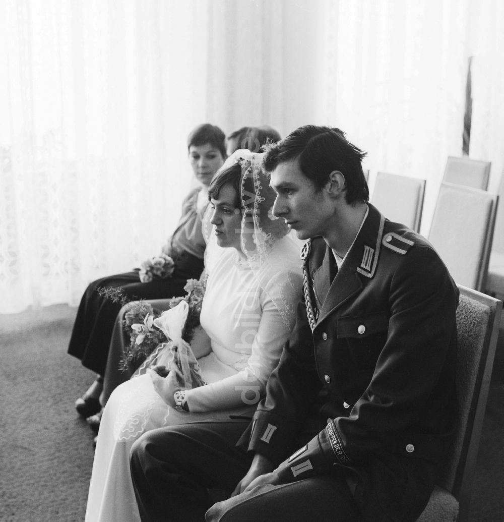 Berlin: Hochzeitspaar im Standesamt in Berlin, der ehemaligen Hauptstadt der DDR, Deutsche Demokratische Republik