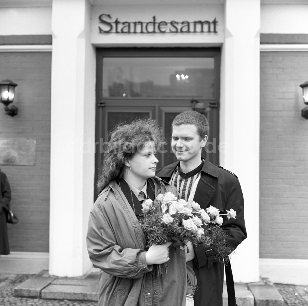 DDR-Fotoarchiv: Berlin - Hochzeitspaar vor dem Standesamt in Berlin- Lichtenberg