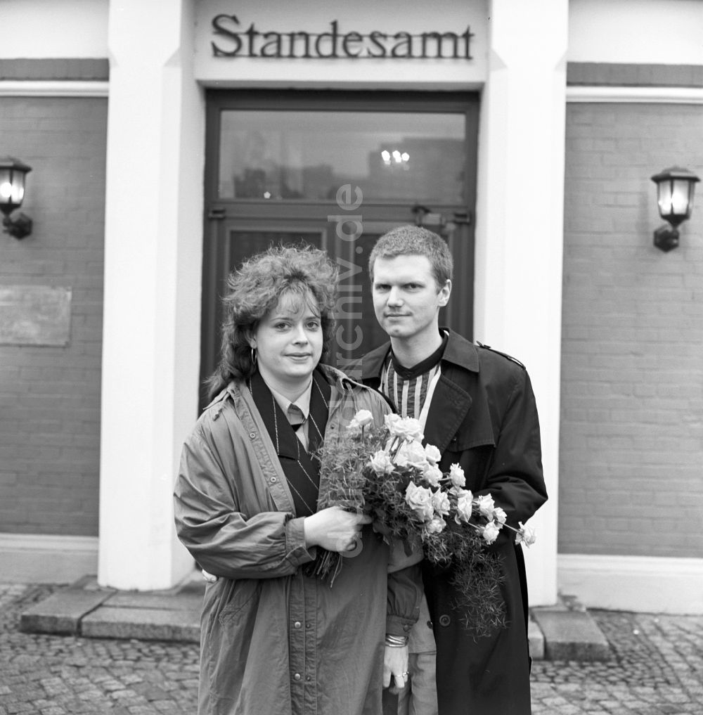 DDR-Bildarchiv: Berlin - Hochzeitspaar vor dem Standesamt in Berlin- Lichtenberg