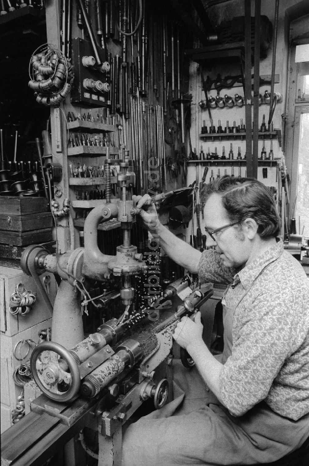 DDR-Fotoarchiv: Wernitzgrün - Holzblasinstrumentenmacher / Klarinettenbauer Rolf Meinel in seiner Werkstatt in Wernitzgrün in Sachsen in der DDR