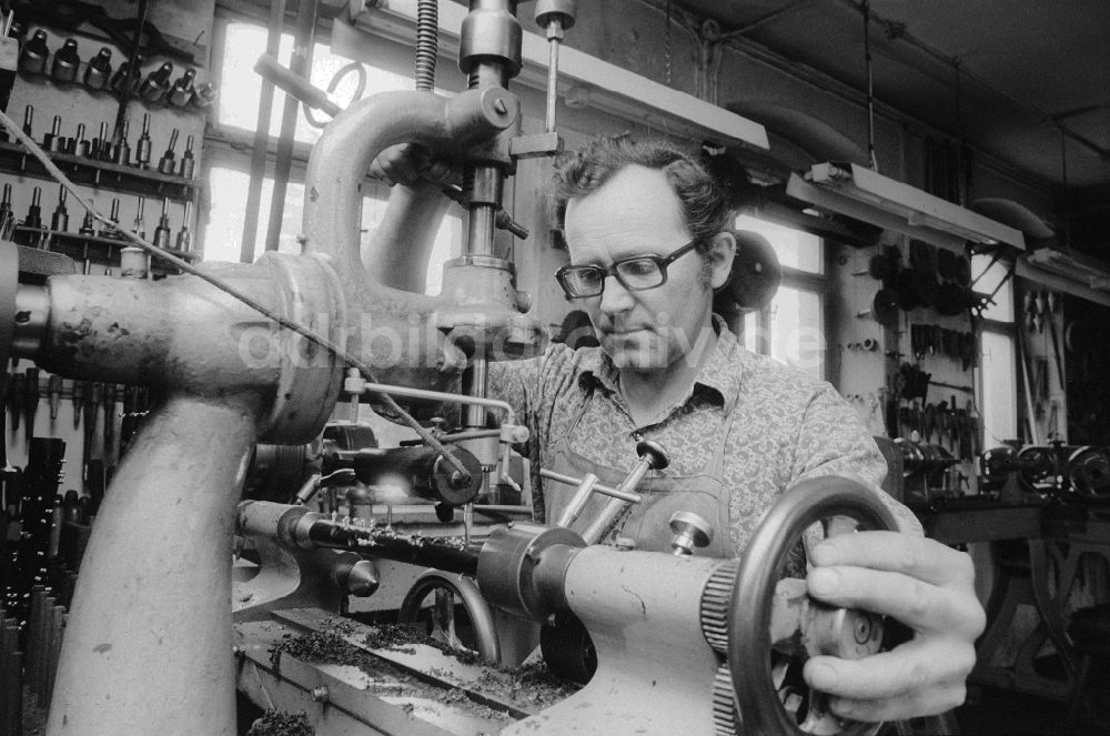 Wernitzgrün: Holzblasinstrumentenmacher / Klarinettenbauer Rolf Meinel in seiner Werkstatt in Wernitzgrün in Sachsen in der DDR