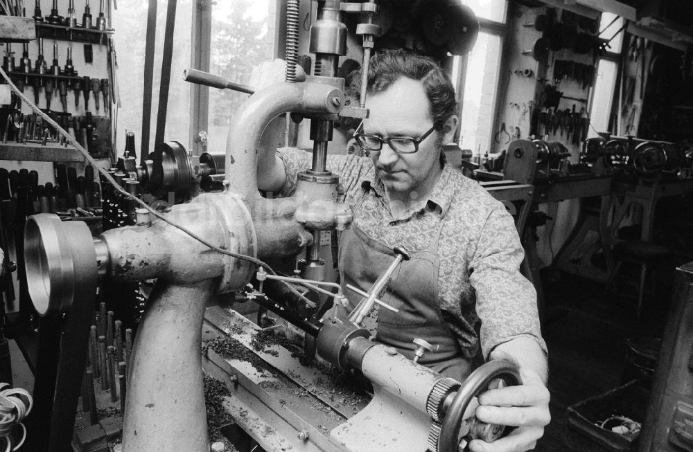 DDR-Bildarchiv: Wernitzgrün - Holzblasinstrumentenmacher / Klarinettenbauer Rolf Meinel in seiner Werkstatt in Wernitzgrün in Sachsen in der DDR