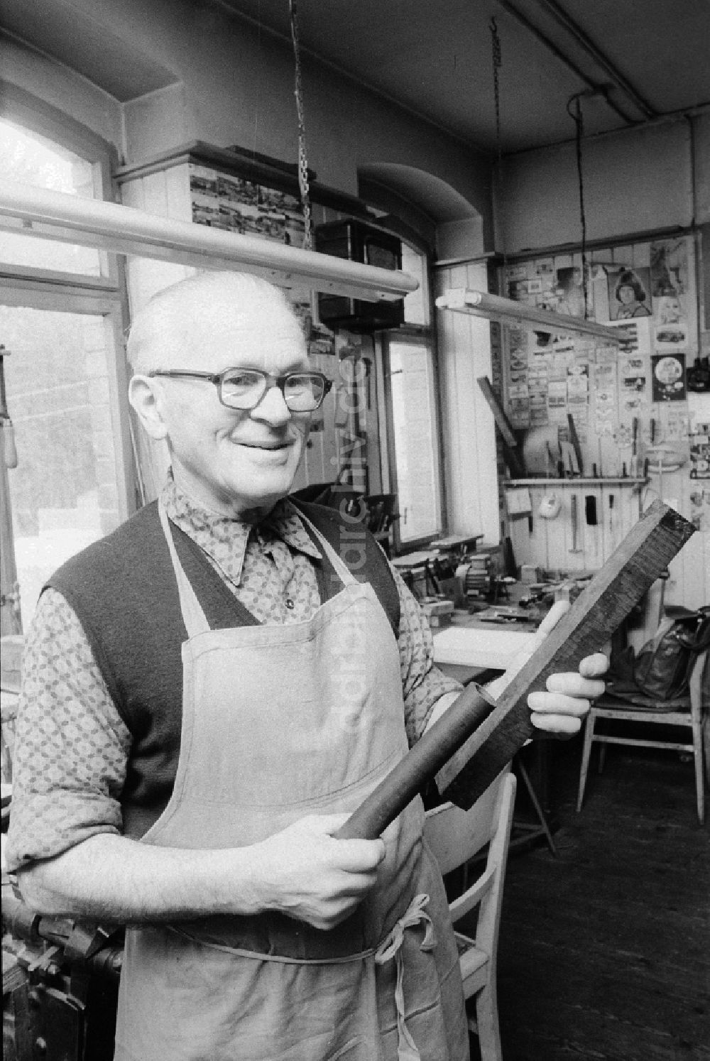DDR-Bildarchiv: Wernitzgrün - Holzblasinstrumentenmacher / Klarinettenbauer Rudi Meinel in seiner Werkstatt in Wernitzgrün in Sachsen in der DDR