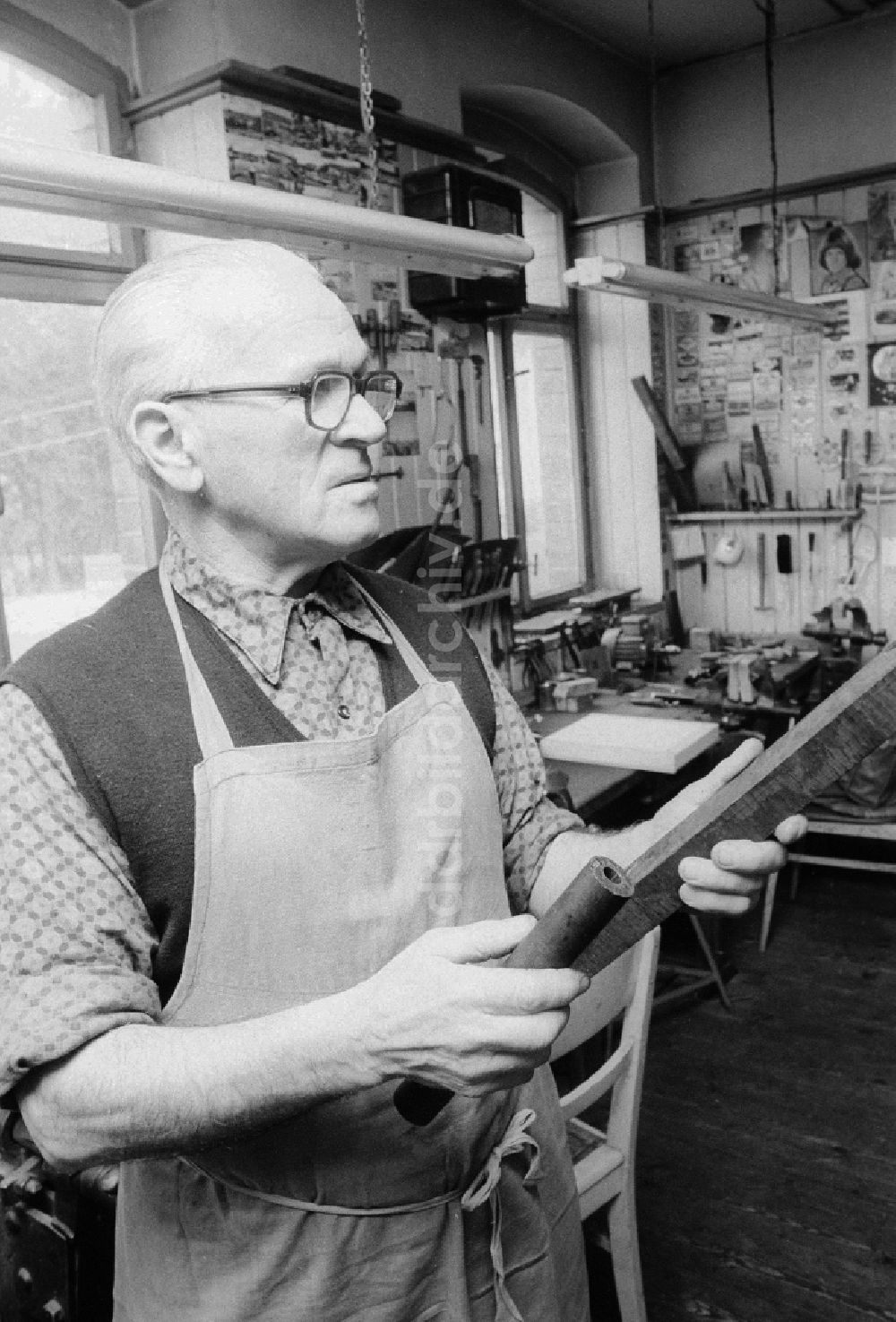 DDR-Fotoarchiv: Wernitzgrün - Holzblasinstrumentenmacher / Klarinettenbauer Rudi Meinel in seiner Werkstatt in Wernitzgrün in Sachsen in der DDR