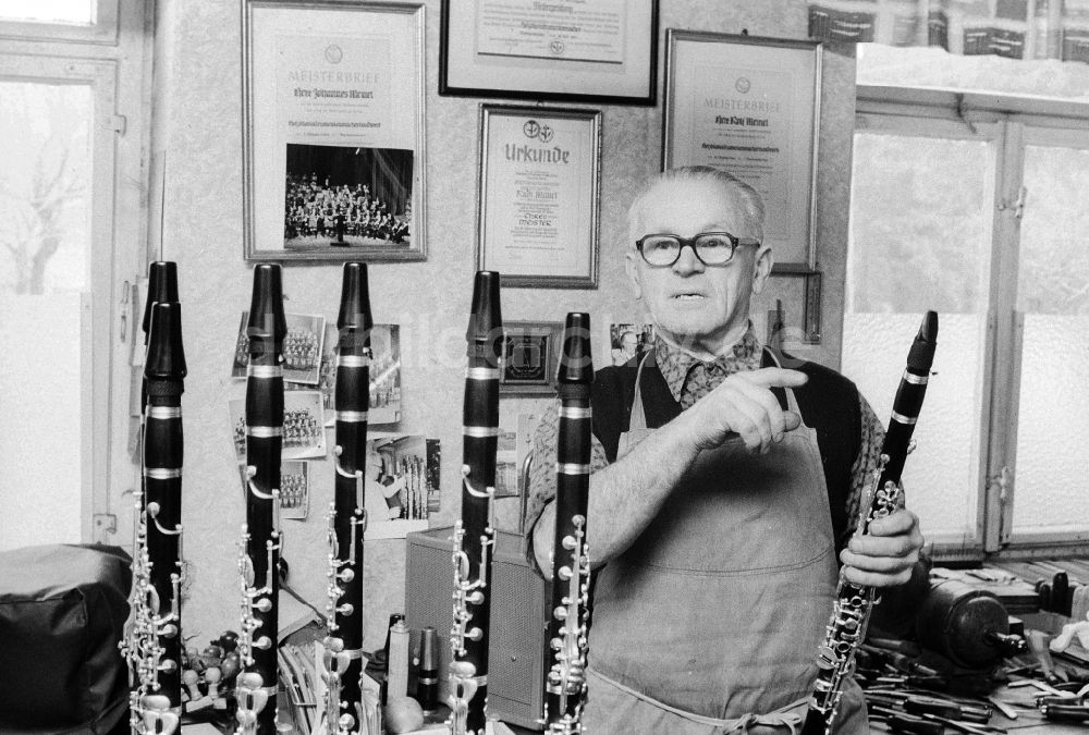 Wernitzgrün: Holzblasinstrumentenmacher / Klarinettenbauer Rudi Meinel in seiner Werkstatt in Wernitzgrün in Sachsen in der DDR