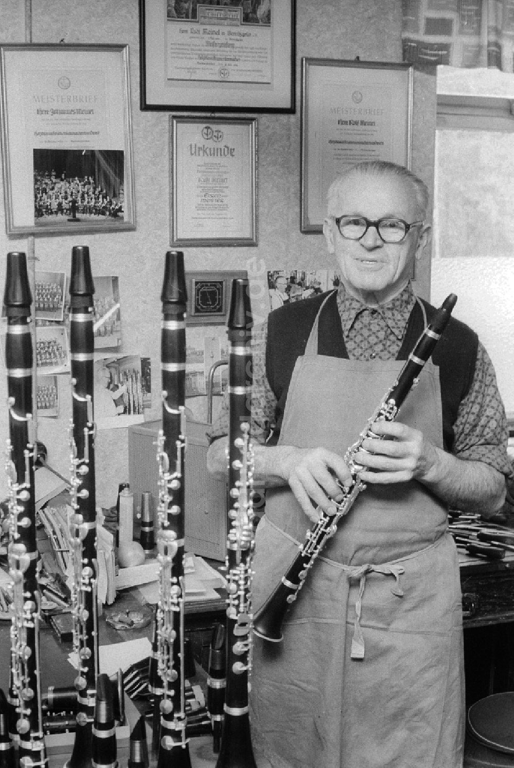 DDR-Bildarchiv: Wernitzgrün - Holzblasinstrumentenmacher / Klarinettenbauer Rudi Meinel in seiner Werkstatt in Wernitzgrün in Sachsen in der DDR