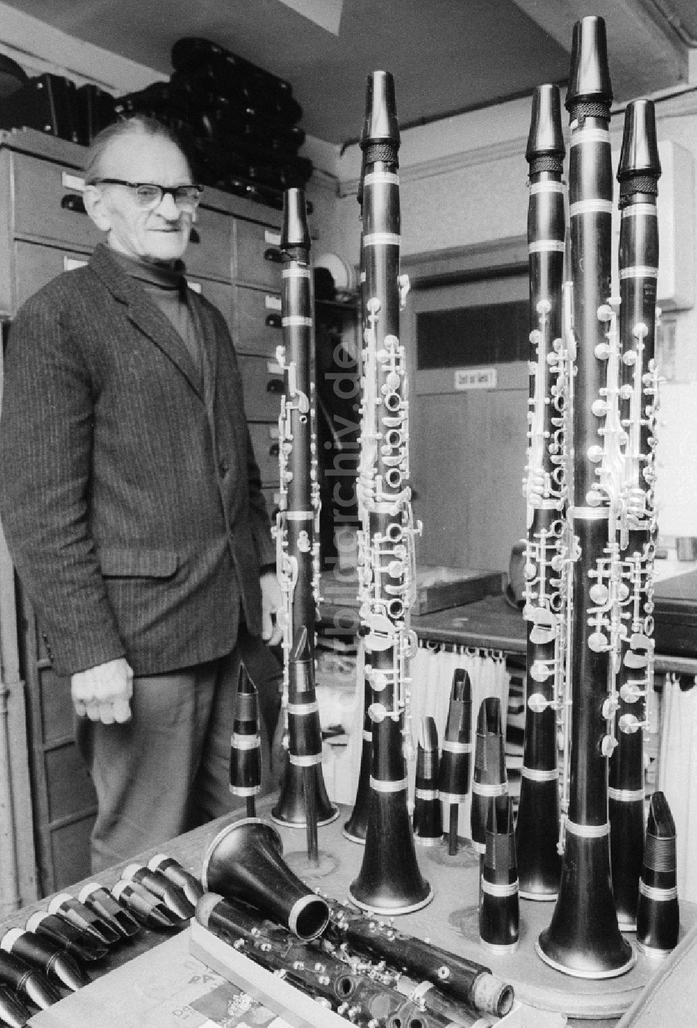 DDR-Fotoarchiv: Wernitzgrün - Holzblasinstrumentenmacher / Klarinettenbauer Rudi Meinel in seiner Werkstatt in Wernitzgrün in Sachsen in der DDR