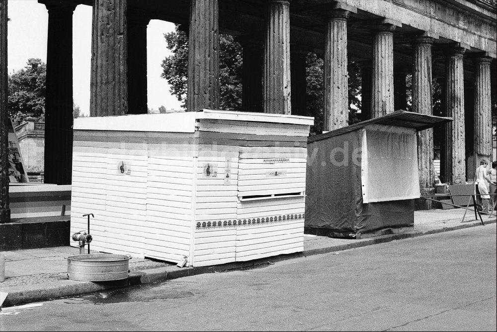 DDR-Fotoarchiv: Berlin - Holzbuden an den Kolonnade in Berlin in der DDR