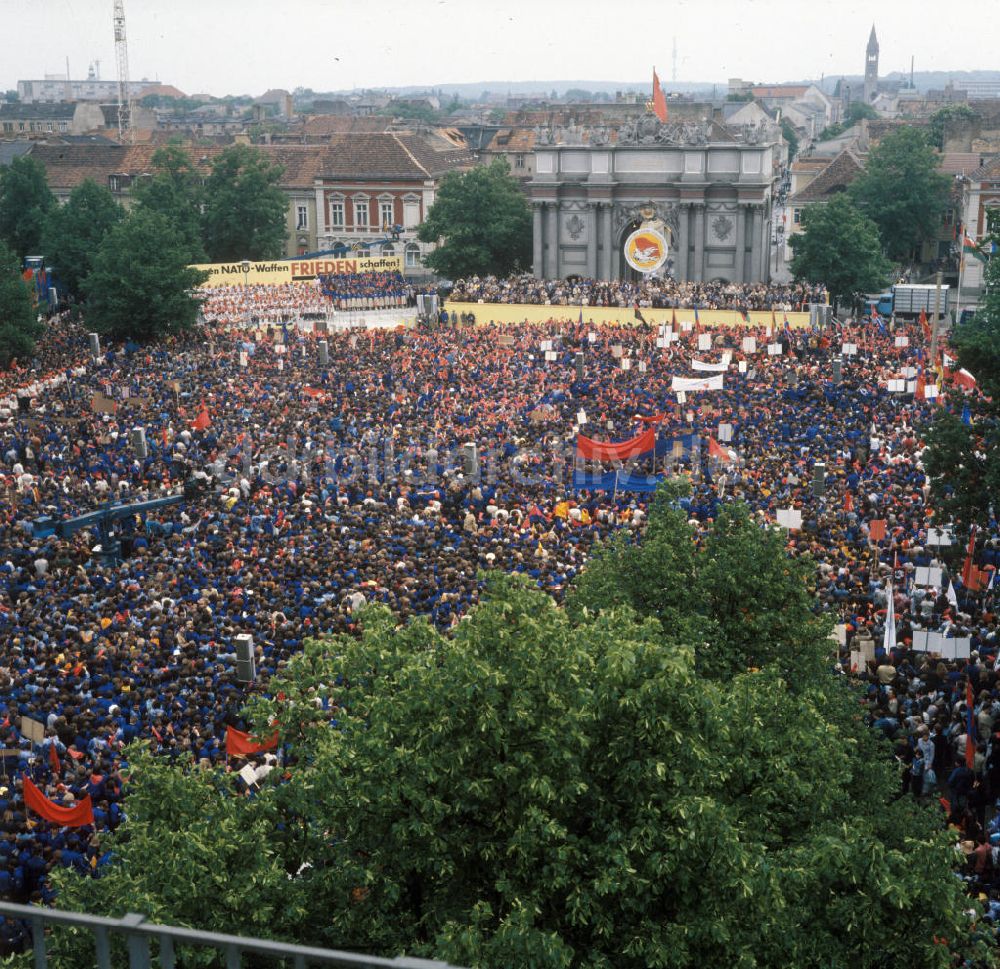 DDR-Fotoarchiv: Potsdam - Honecker am Brandenburger Tor in Potsdam