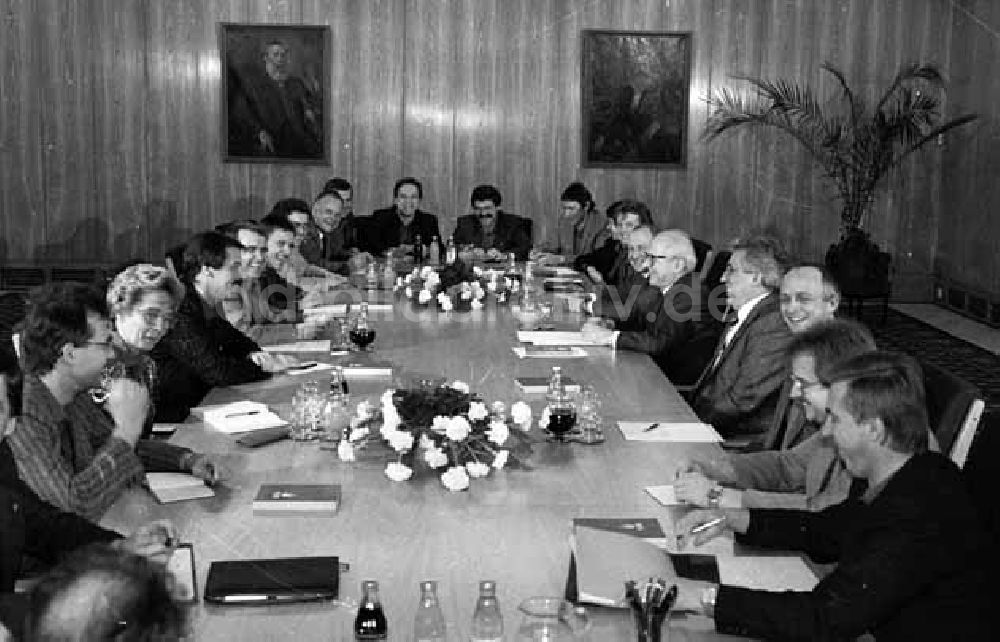 Berlin: Honecker empfängt das Sekretariat des Zentralrates der FDJ (Freie deutsche Jugend) ZK / Berlin Foto: Lange