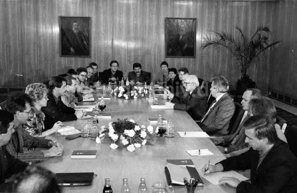 DDR-Bildarchiv: Berlin - Honecker empfängt das Sekretariat des Zentralrates der FDJ (Freie deutsche Jugend) ZK / Berlin Foto: Lange