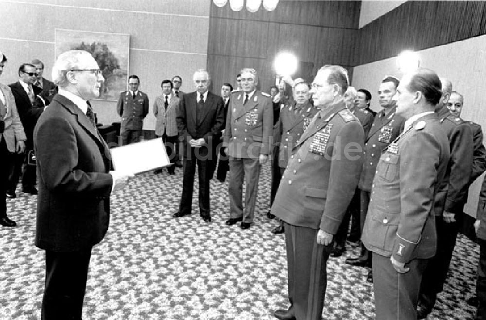 DDR-Fotoarchiv: Berlin - Honecker empfängt im Staatsrat den sowjetischen Verteidigungsminister Ustinov Foto: Schönfeld