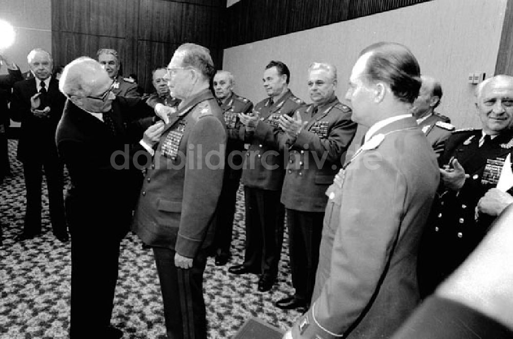 DDR-Bildarchiv: Berlin - Honecker empfängt im Staatsrat den sowjetischen Verteidigungsminister Ustinov Foto: Schönfeld