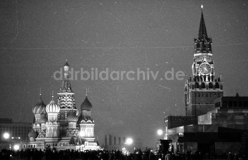 DDR-Bildarchiv: Moskau (UdSSR) - Honecker in Moskau (UdSSR), 60-jähriges Bestehen der UdSSR Kreml mit Turm und Basilika am Abend in Moskau Umschlagnr