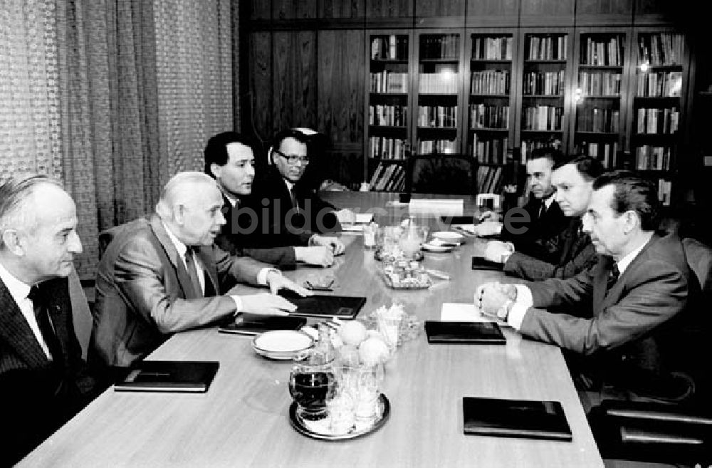 DDR-Bildarchiv: Berlin - 10.12.1986 Horst Dolus empfängt Mikulas Bluo CSSR.