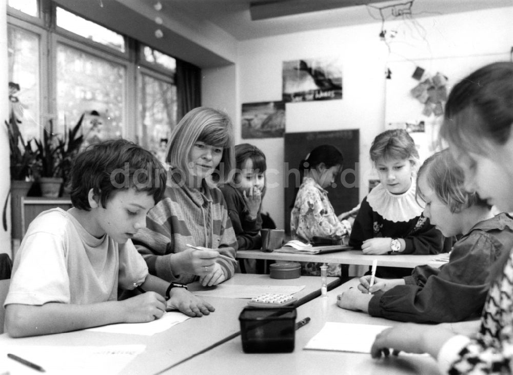 DDR-Bildarchiv: Berlin - Horterziehung in einer Schulklasse in der Grundschule am Kollwitzplatz in Berlin, der ehemaligen Hauptstadt der DDR, Deutsche Demokratische Republik