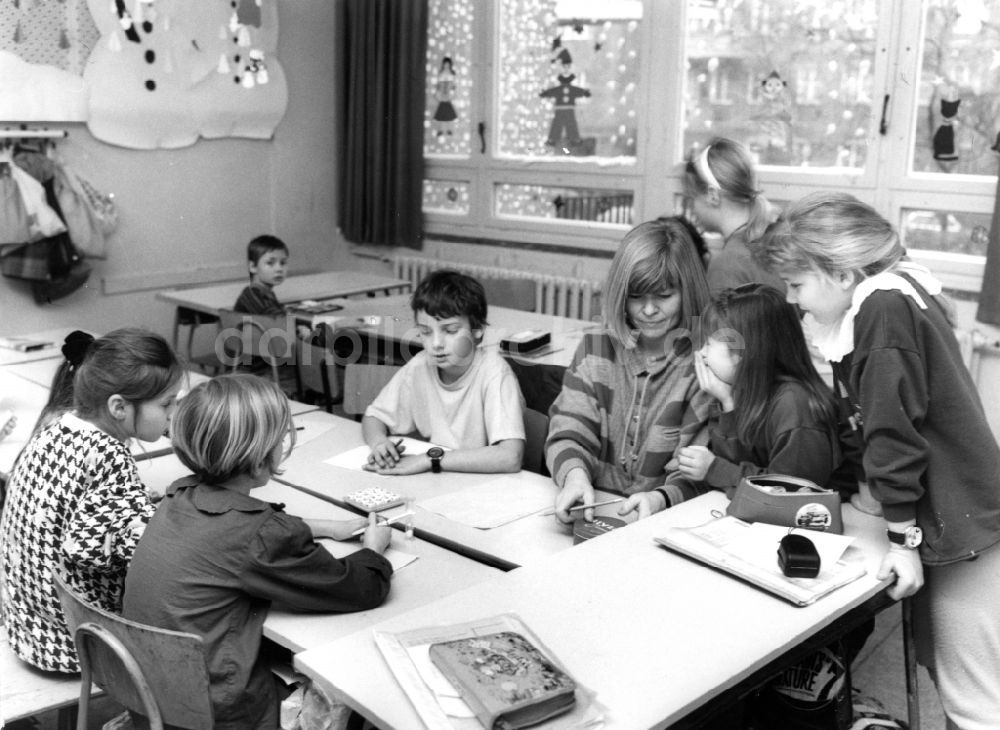 DDR-Fotoarchiv: Berlin - Horterziehung in einer Schulklasse in der Grundschule am Kollwitzplatz in Berlin, der ehemaligen Hauptstadt der DDR, Deutsche Demokratische Republik