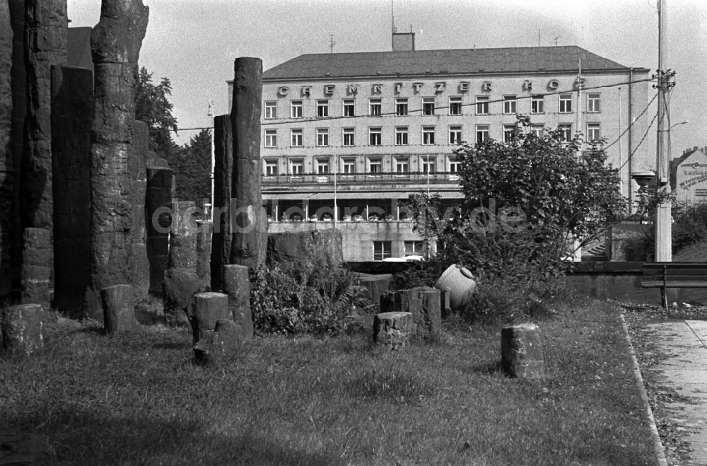DDR-Bildarchiv: Chemnitz - Karl-Marx-Stadt - Hotel Chemnitzer Hof und Versteinerter Wald in Chemnitz - Karl-Marx-Stadt in Sachsen in der DDR