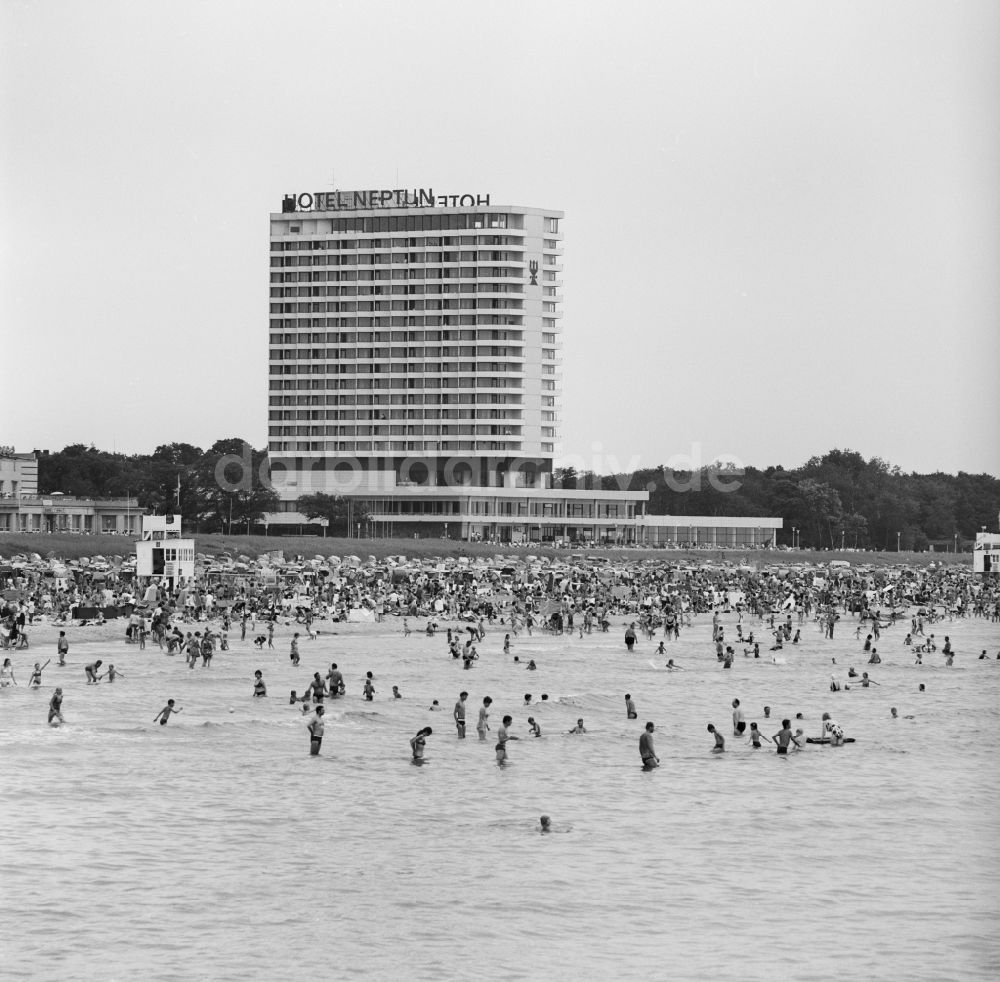DDR-Bildarchiv: Warnemünde - Hotel Neptun im Seebad Warnemünde in Mecklenburg - Vorpommern