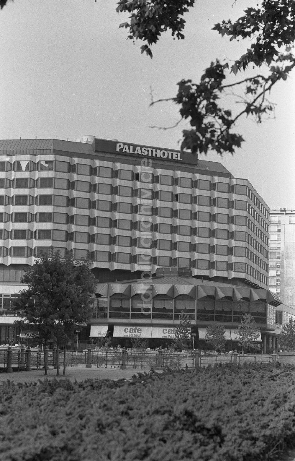 DDR-Fotoarchiv: Berlin - Hotelgebäude Palasthotel in Berlin auf dem Gebiet der ehemaligen DDR, Deutsche Demokratische Republik