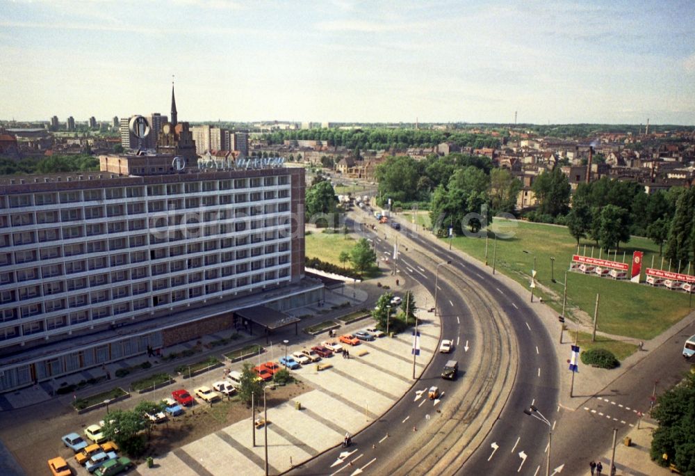 DDR-Bildarchiv: Rostock - Hotelgebäude Interhotel Warnow in Rostock in Mecklenburg-Vorpommern in der DDR