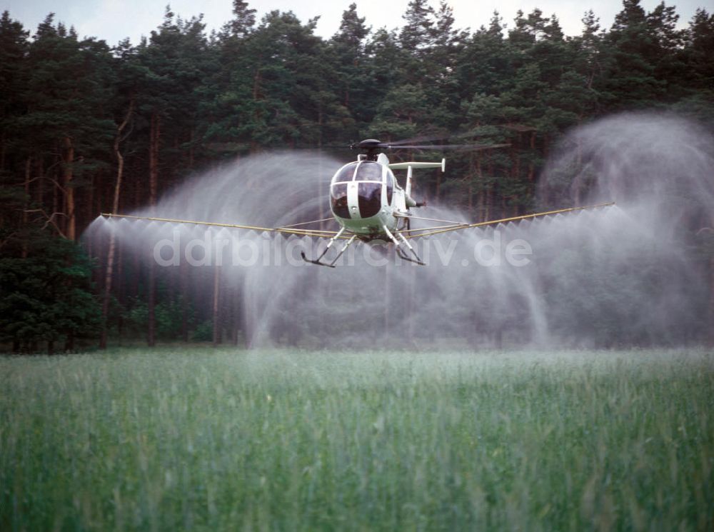 DDR-Bildarchiv: Kyritz - Hubschrauber Hughes 500 beim DÃ¼ngestreuen