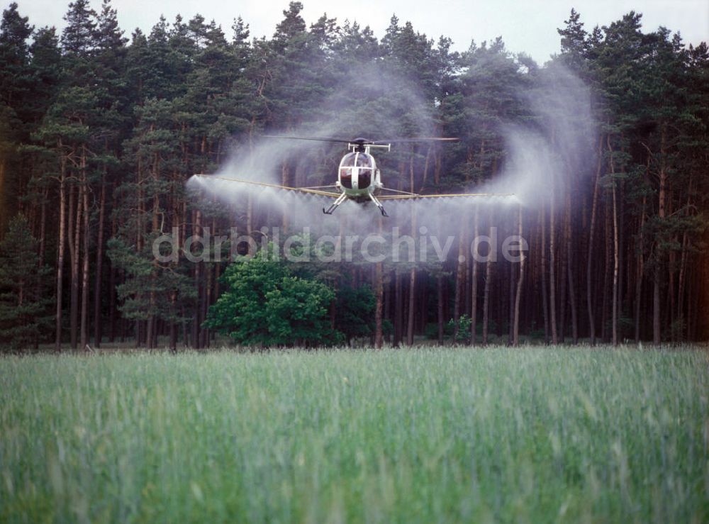DDR-Fotoarchiv: Kyritz - Hubschrauber Hughes 500 beim DÃ¼ngestreuen