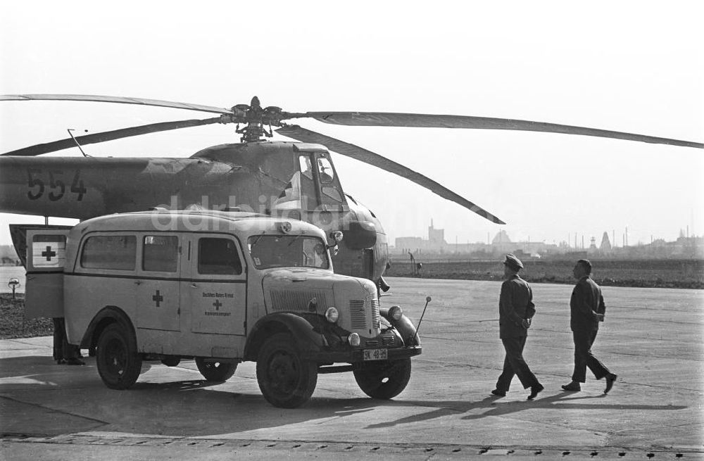 DDR-Bildarchiv: Leipzig - Hubschrauber Mil Mi-4 und Krankenwagen auf dem Messeflughafen Leipzig, 1961