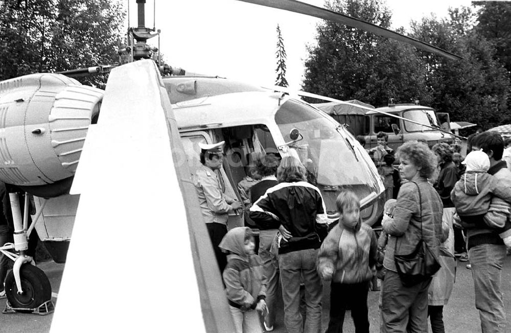 DDR-Bildarchiv: Potsdam (Brandenburg) - Hubschrauber auf dem MV-Pressefest (Märkische Volksstimme) im Park von Sanssouci in Potsdam / Brandenburg Foto: Gebser