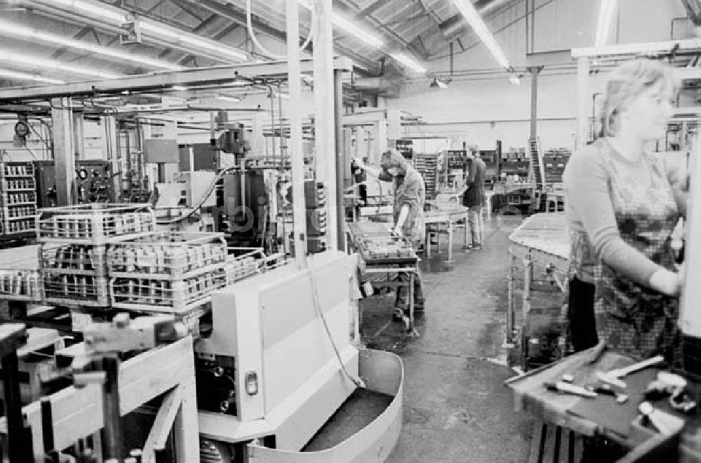 DDR-Fotoarchiv: Parchim - 19.11.1986 Hydraulikwerk in Parchim.Mitarbeiter des Werkes in Um